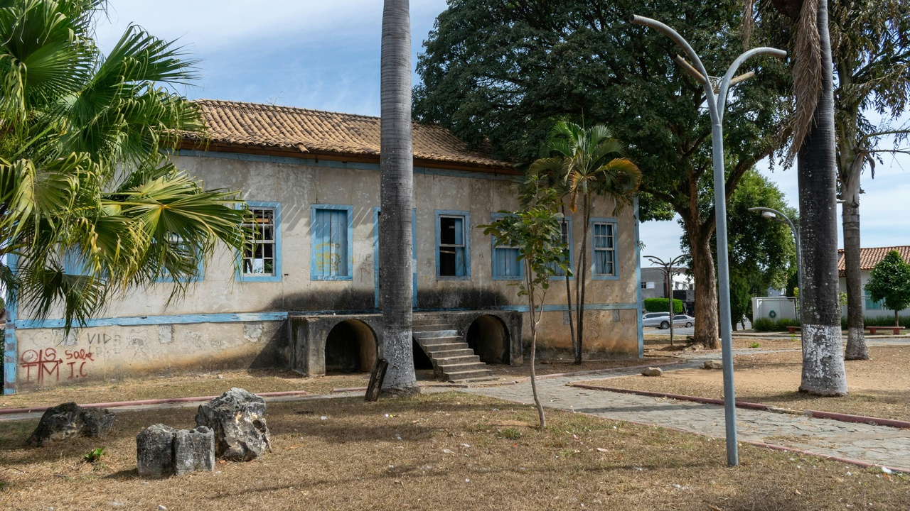 Colonial facades and market stalls near Place des Palmistes in Cayenne