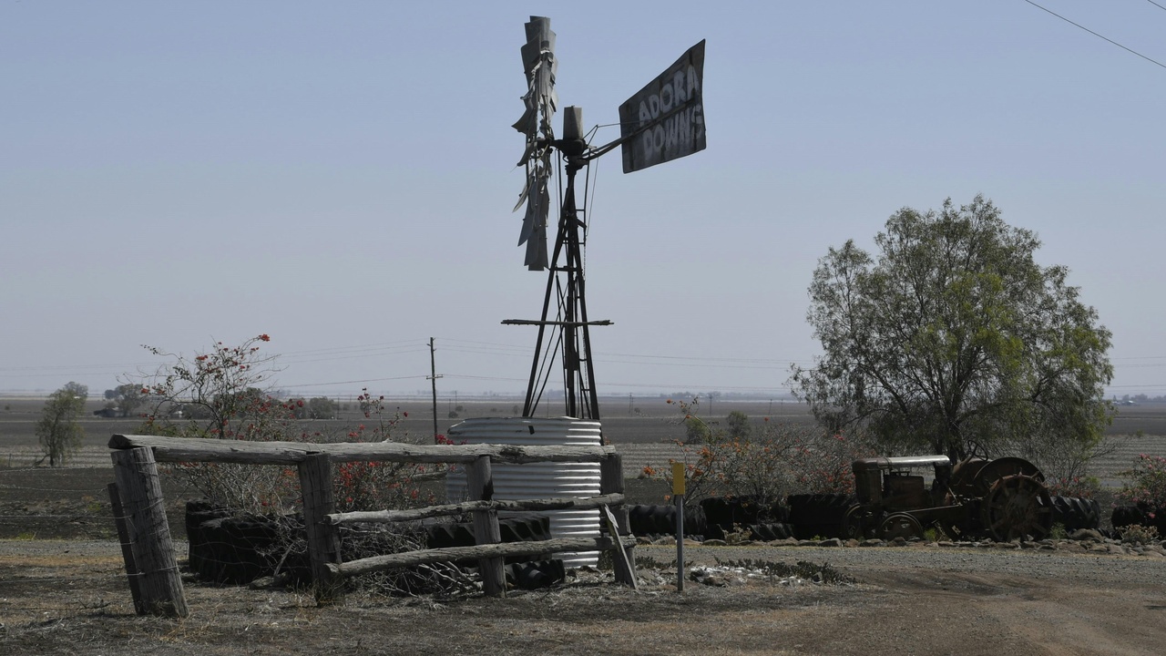 Oil pipelines and workers near oil field in South Sudan, illustrating natural resource development.