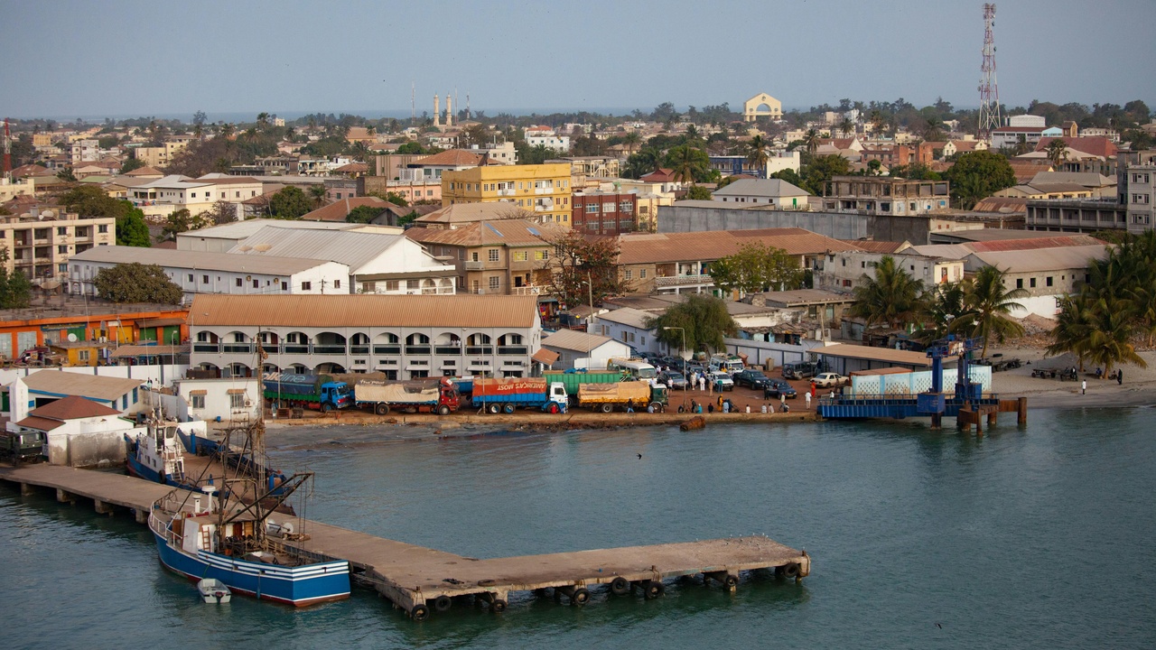 Port of Dakar and local businesses illustrating economic opportunities in Senegal