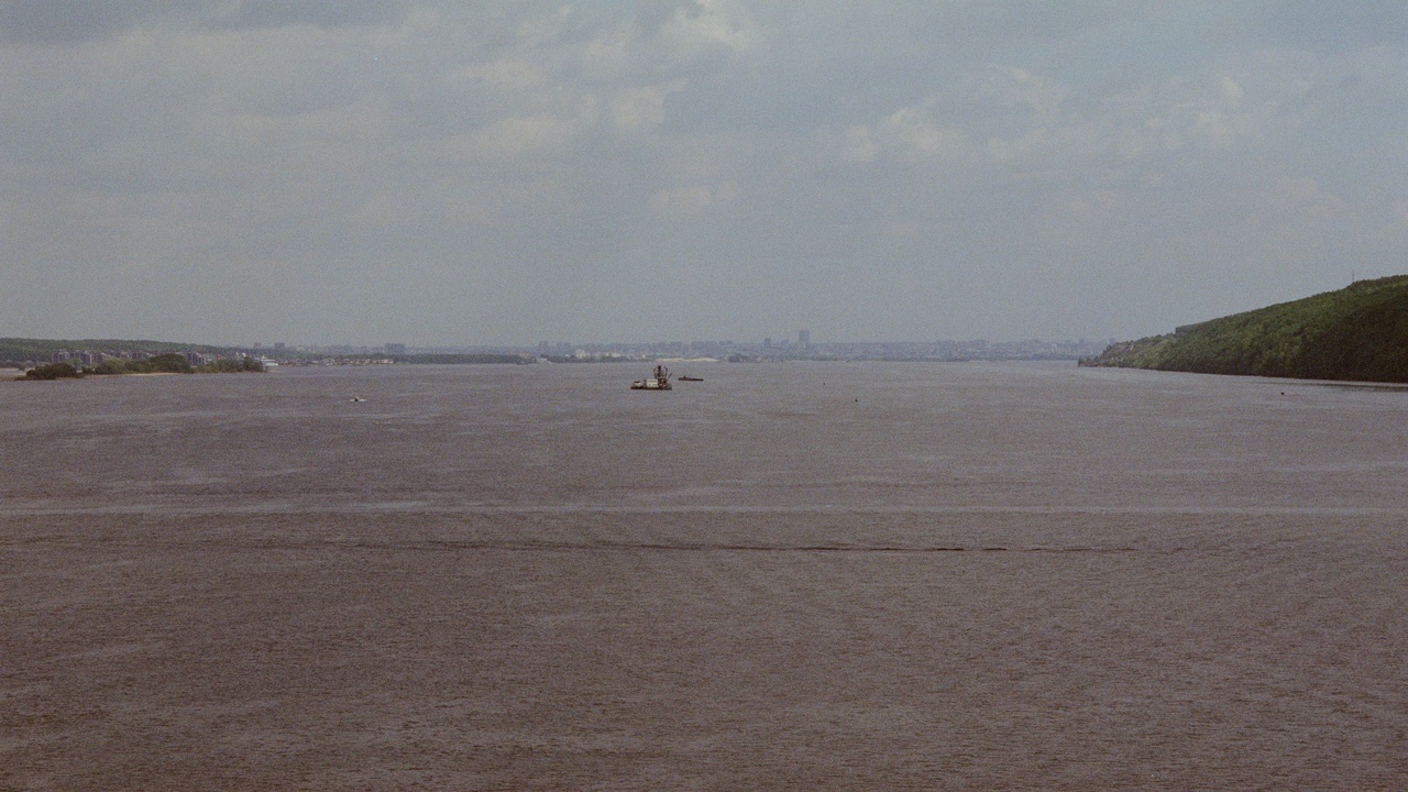 White Nile flowing through Juba with riverbanks and boats, illustrating everyday life and transport.