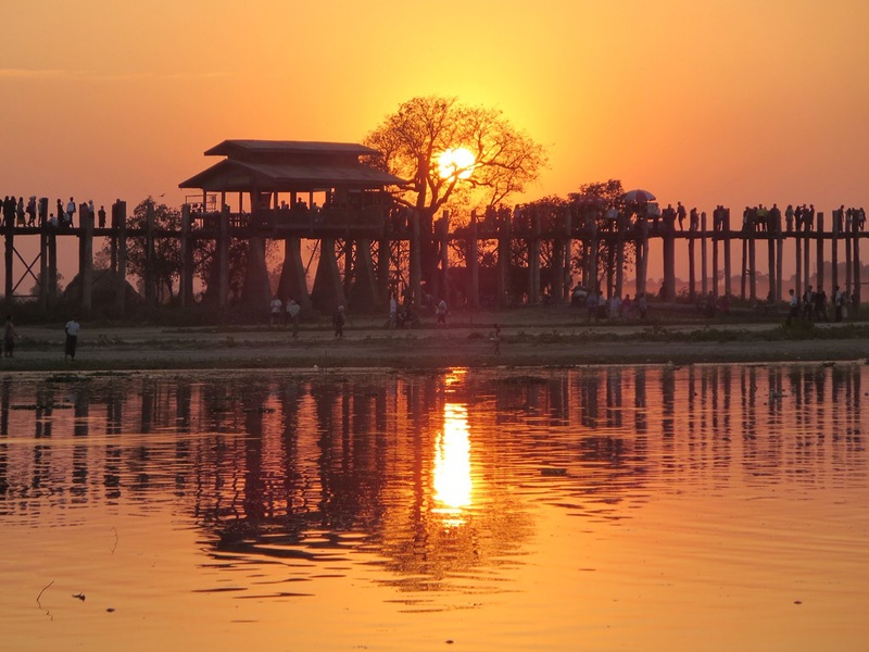 Taungthaman Lake