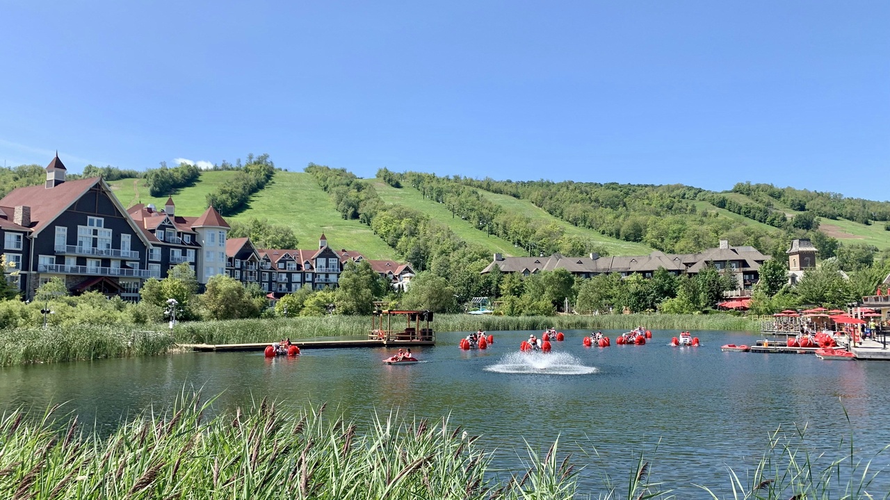 Paddlers on the Moselle with vineyards on the banks