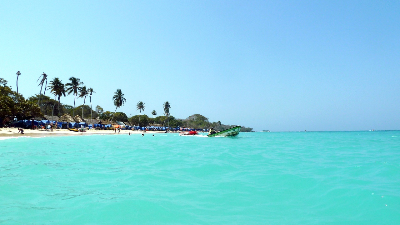 Sandy island beach and clear Caribbean water near Cartagena, ideal for snorkeling and boat trips