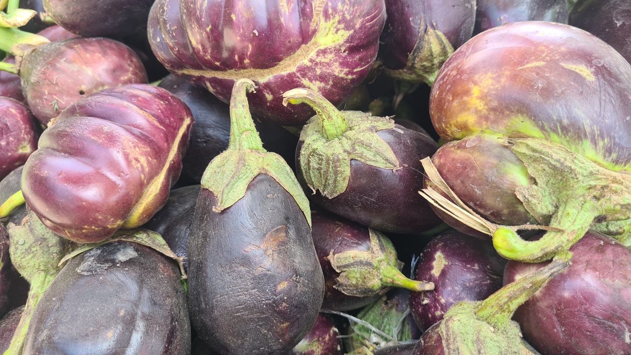 Busy stalls and shoppers at a market in N'Djamena, with local crafts and produce