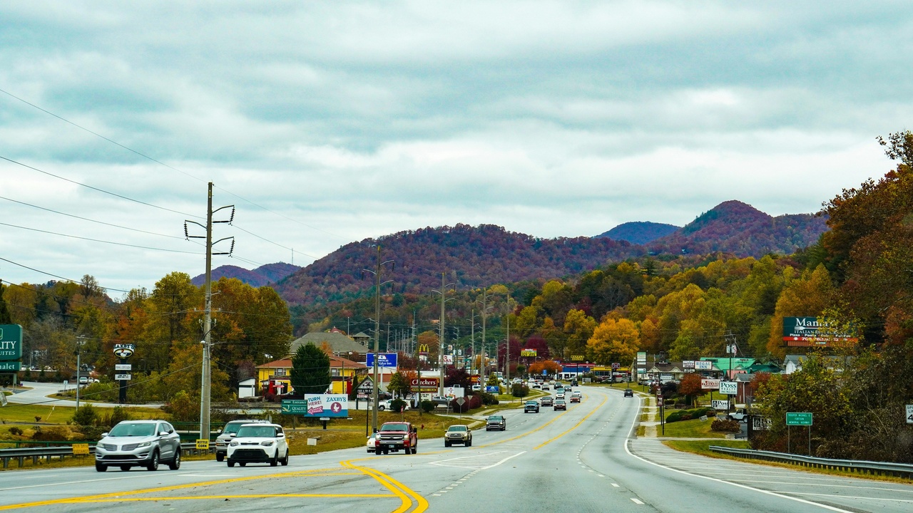 East Tennessee towns with safe neighborhoods near universities and research labs