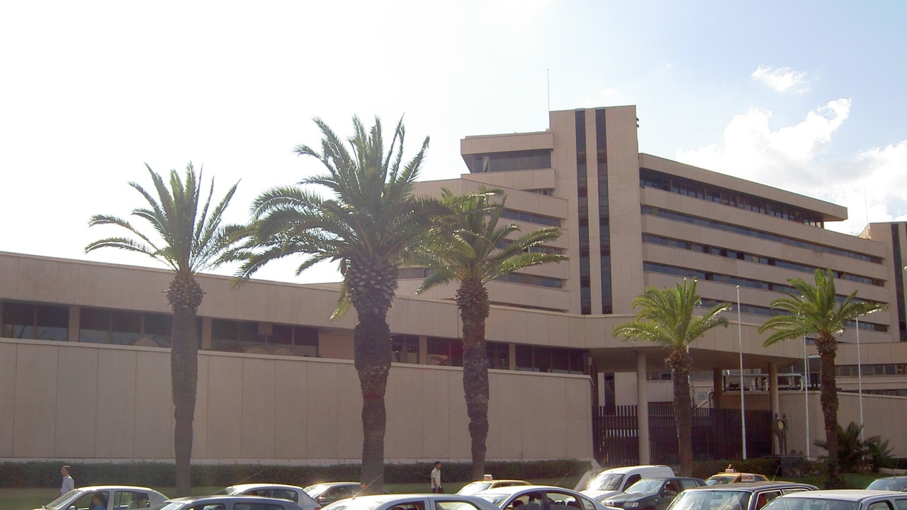 Busy Tunis street market and small businesses illustrating affordable local economy