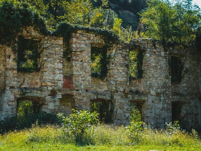 L'Aroumajeux Estate Ruins