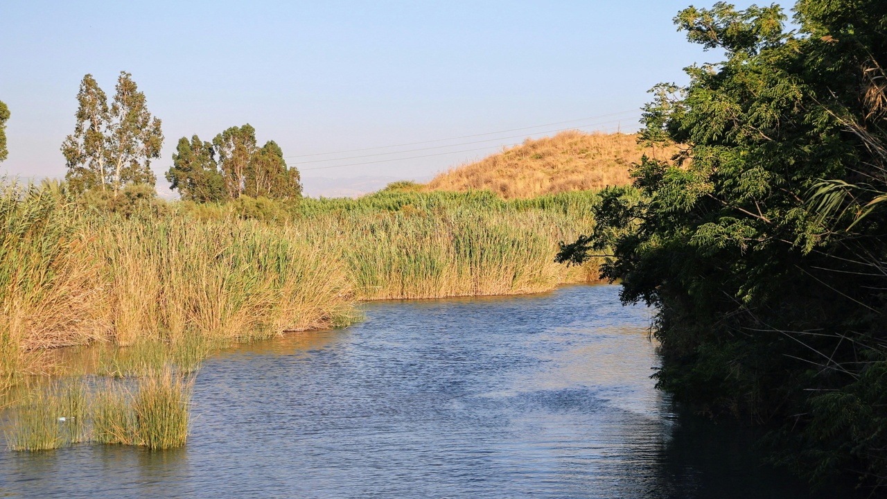 Irrigated agricultural fields beside the Tigris, with solar panels in the distance representing emerging sectors