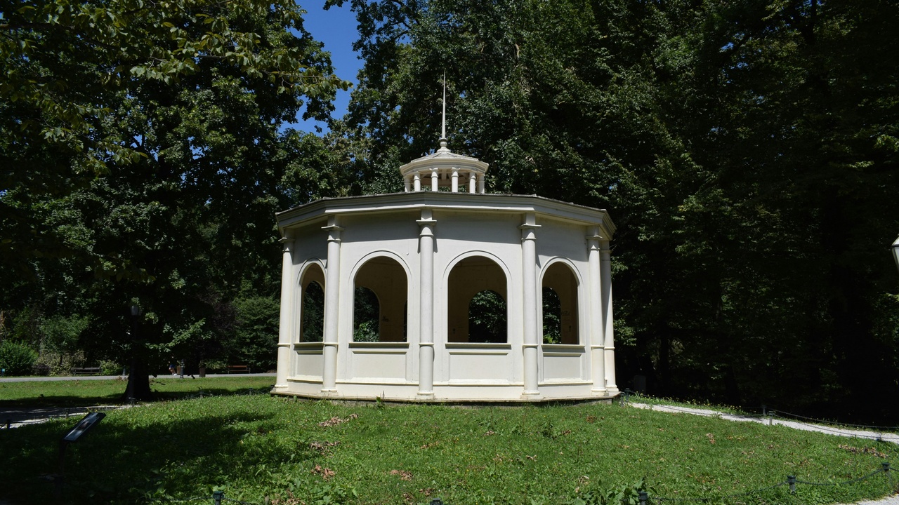 Morning at Dolac Market with vendors and colorful produce.