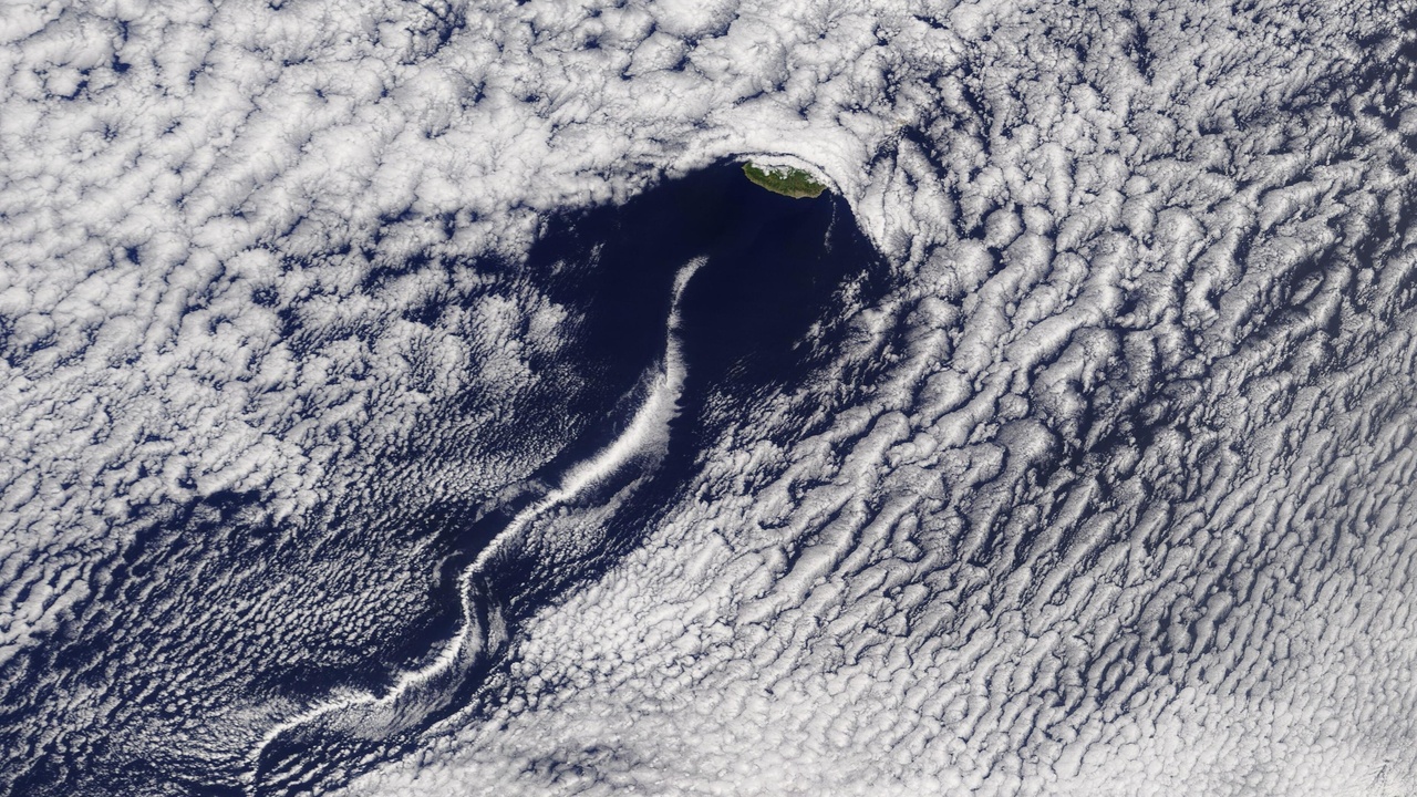 Ericeira coastline showing waves and cliffs, reflecting Atlantic climate and beach access
