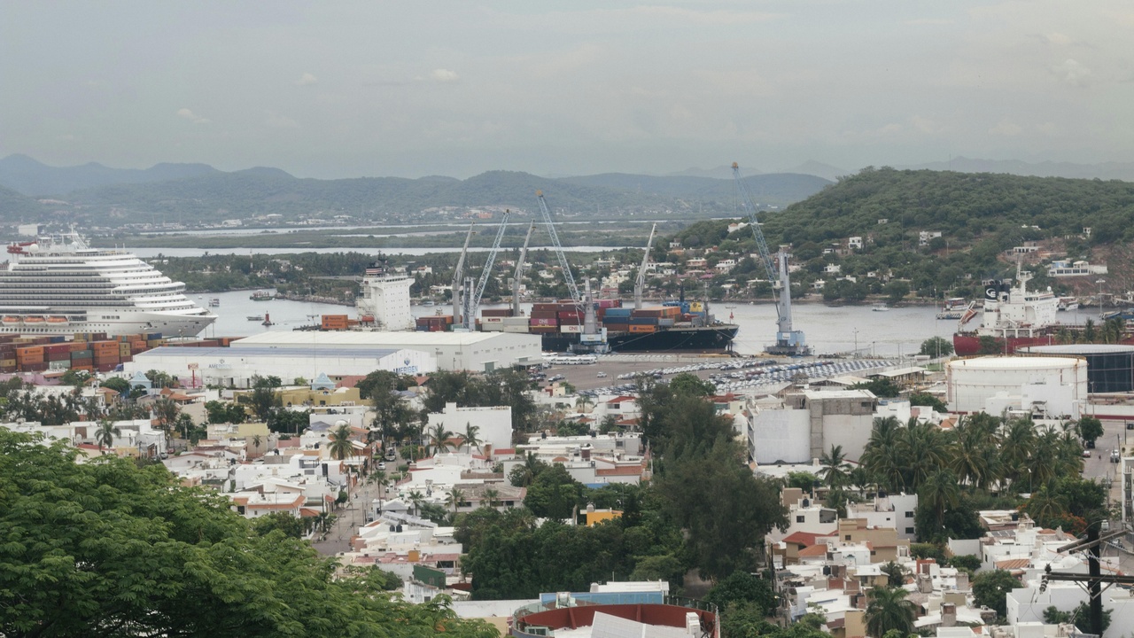 Centro Histórico streets and plazas in Mazatlán at night with people dining outdoors