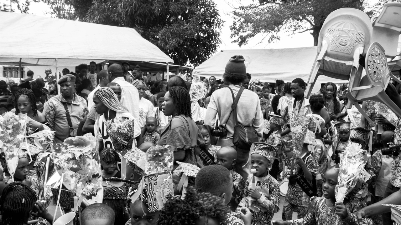 Kinshasa street market with musicians and local vendors