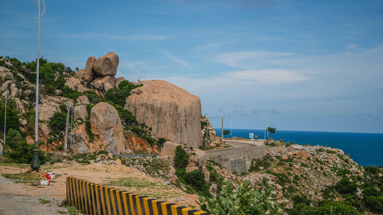 Hikers approaching El Faro lighthouse above Mazatlán with coastal views