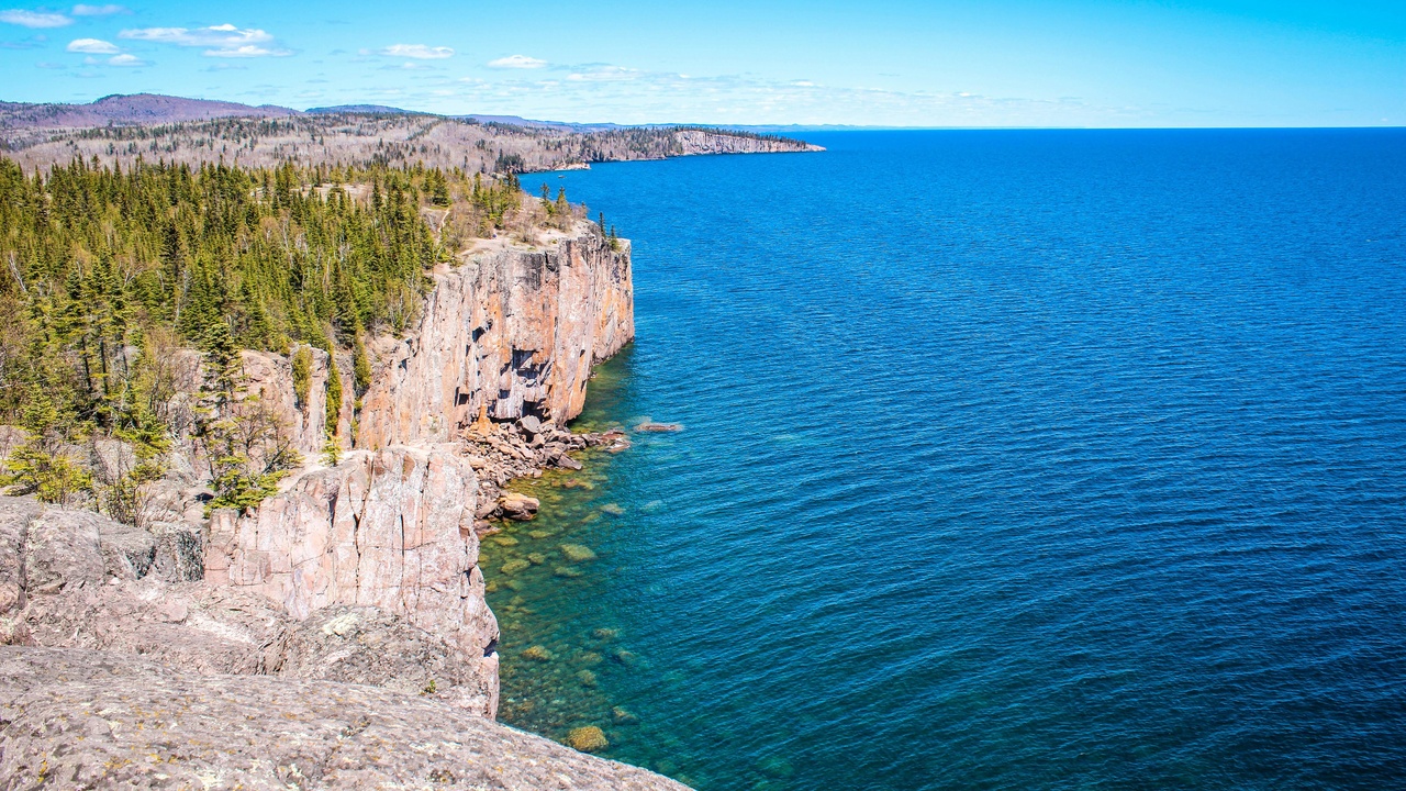 Kayakers paddling near sea cliffs on Lake Superior’s North Shore