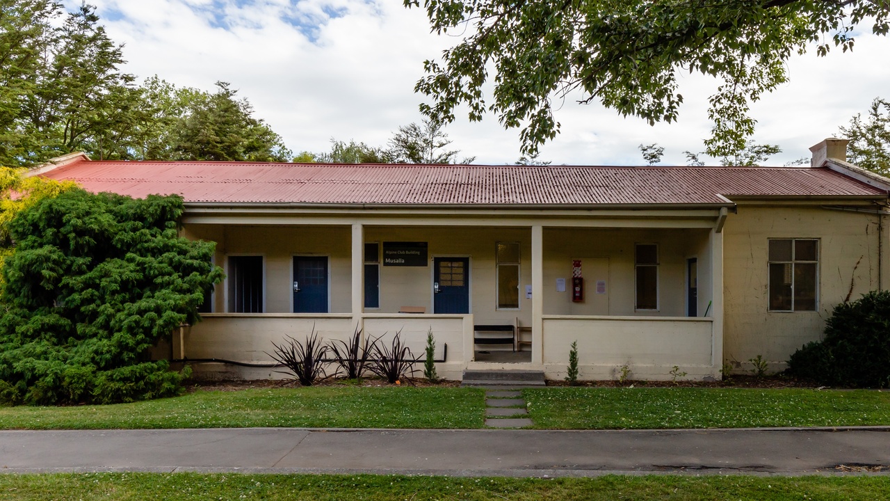 Students on a New Zealand university campus attending a lecture and doing research