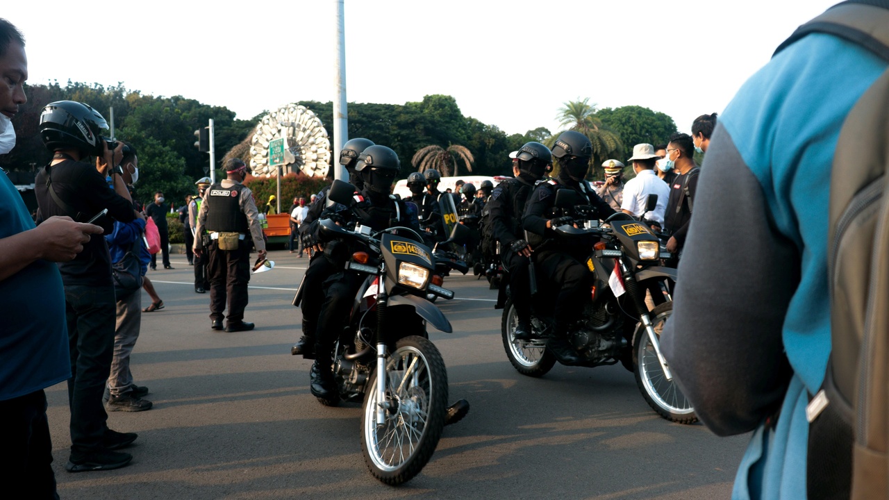 Street scene in Cotonou with police presence and market activity