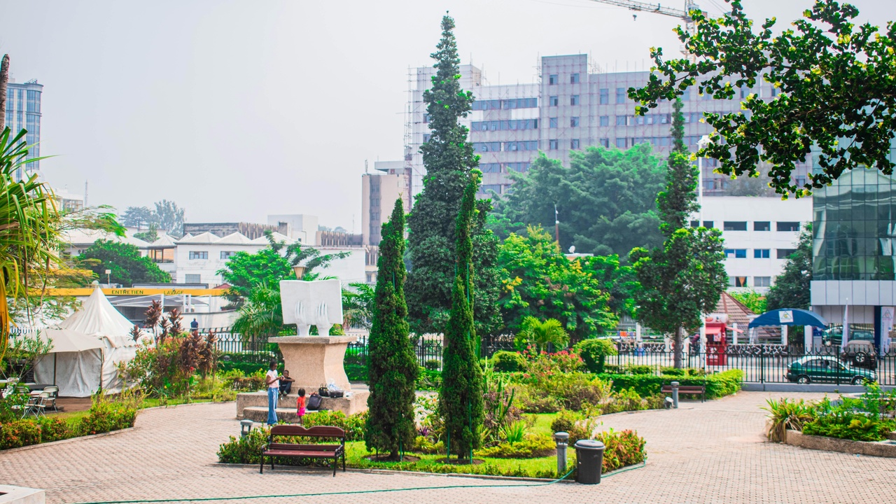Brazzaville market and street musicians