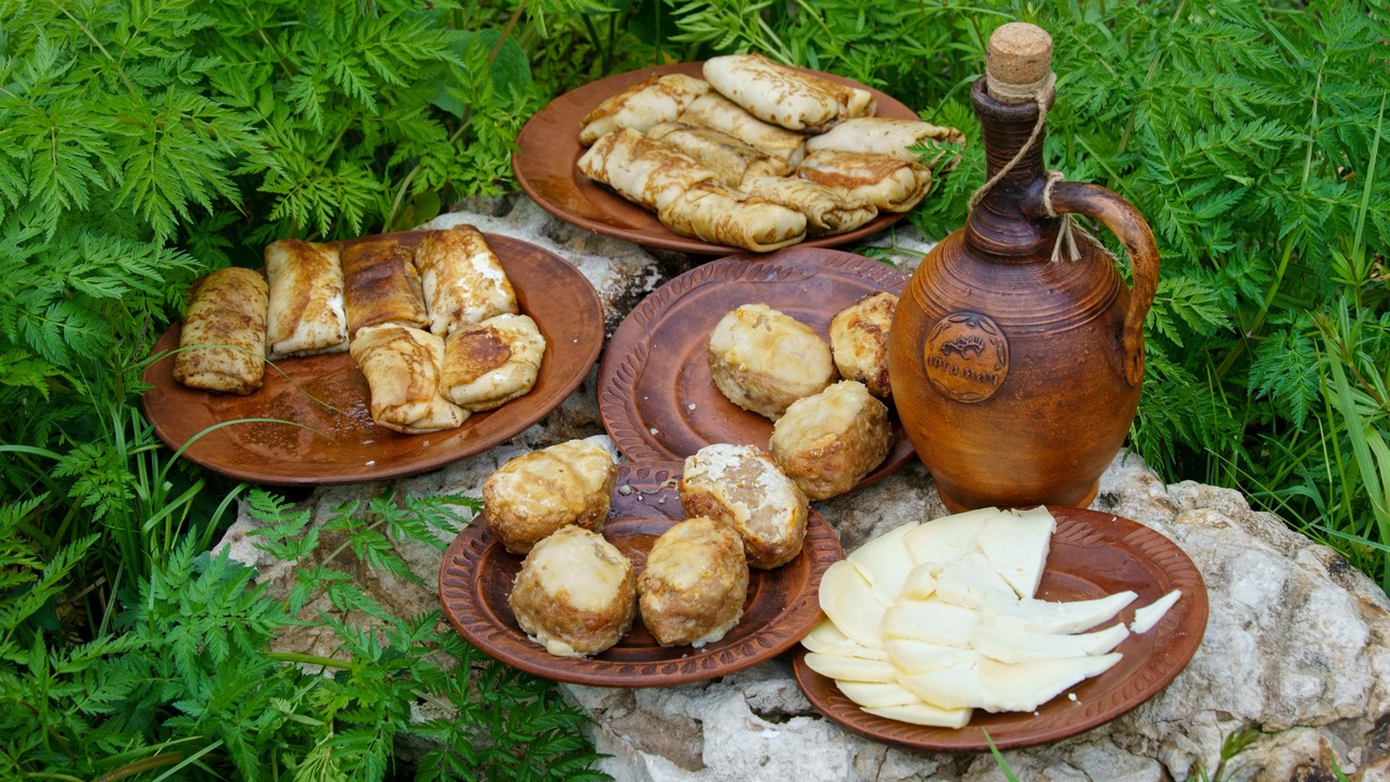 Plates of ćevapi and Bosnian coffee in a Sarajevo restaurant setting