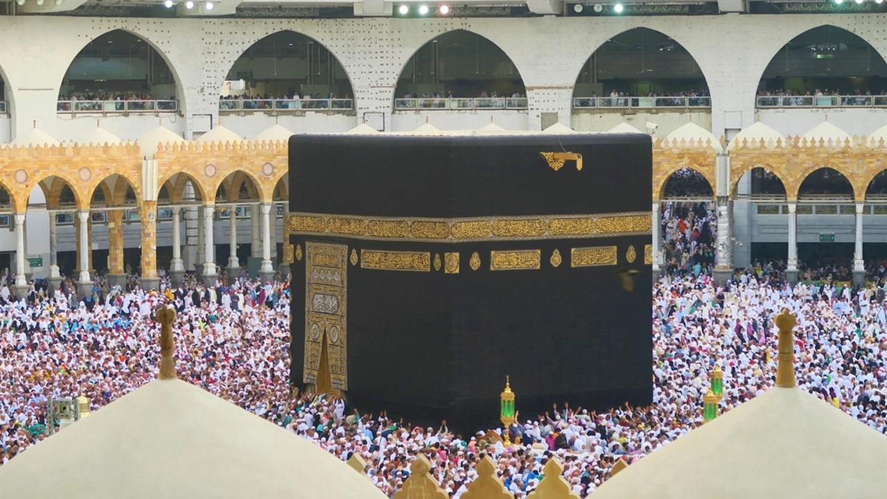 Crowds of pilgrims at Hajj illustrating crowd-management and heat-related risks in Saudi cities