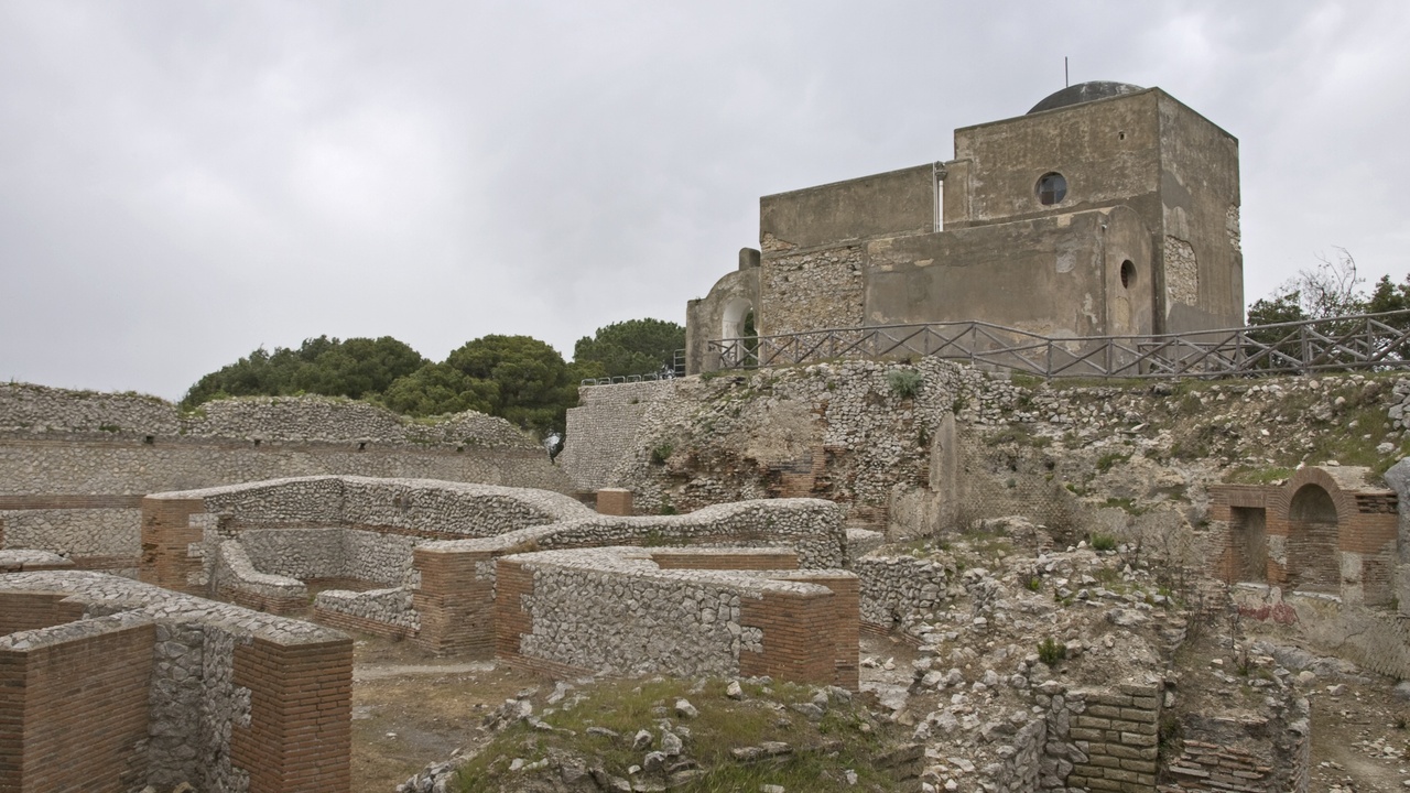 Villa Jovis ruins and Capri town life