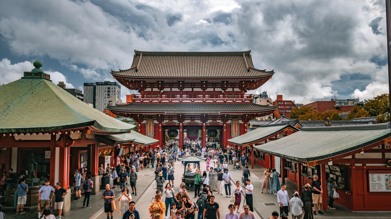 Senso-ji temple in Asakusa with visitors and lanterns