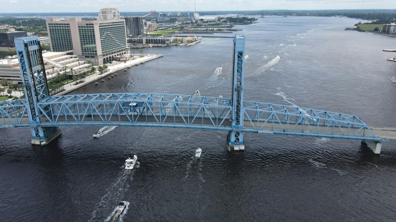 Exterior of the Cummer Museum of Art & Gardens with garden paths and sculptures