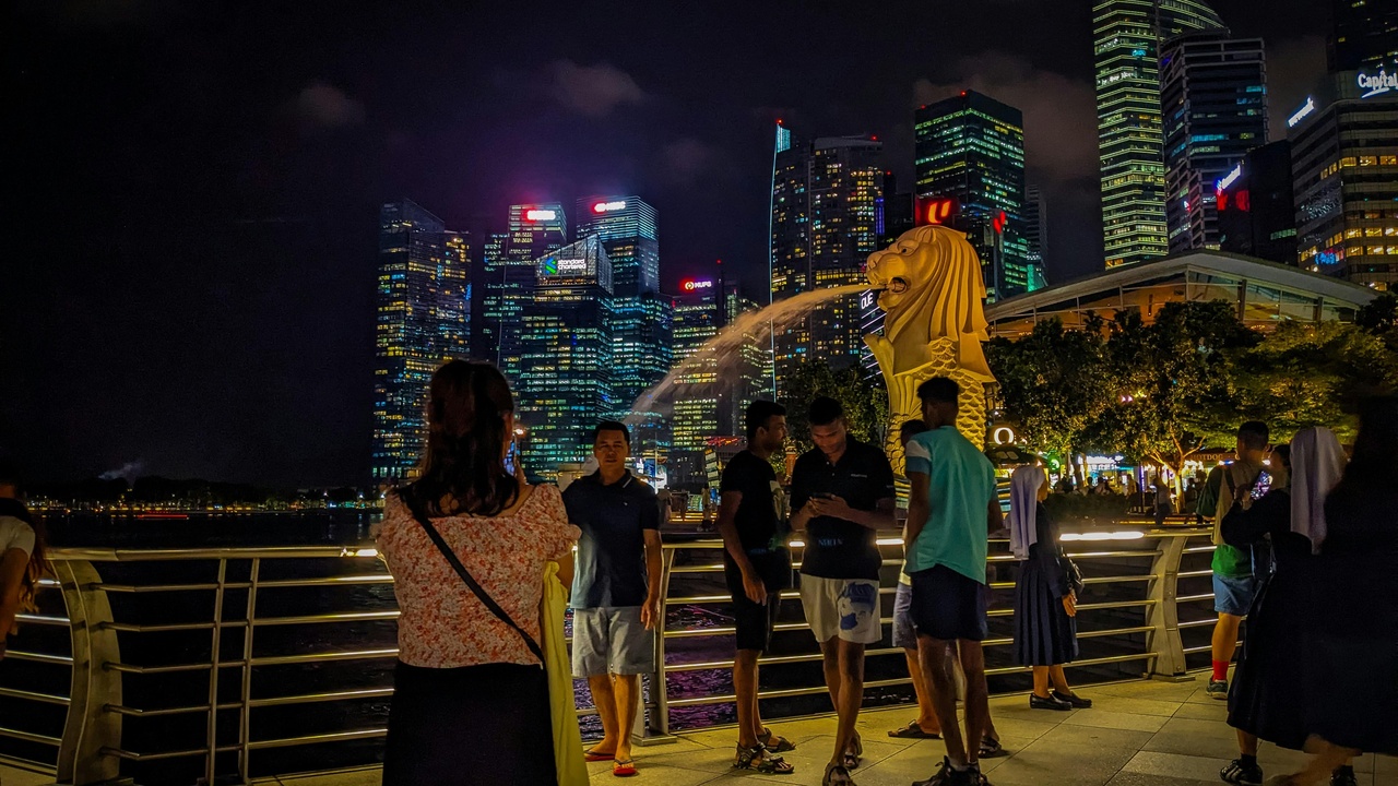 International students talking, illustrating cultural adjustment and social life in Singapore