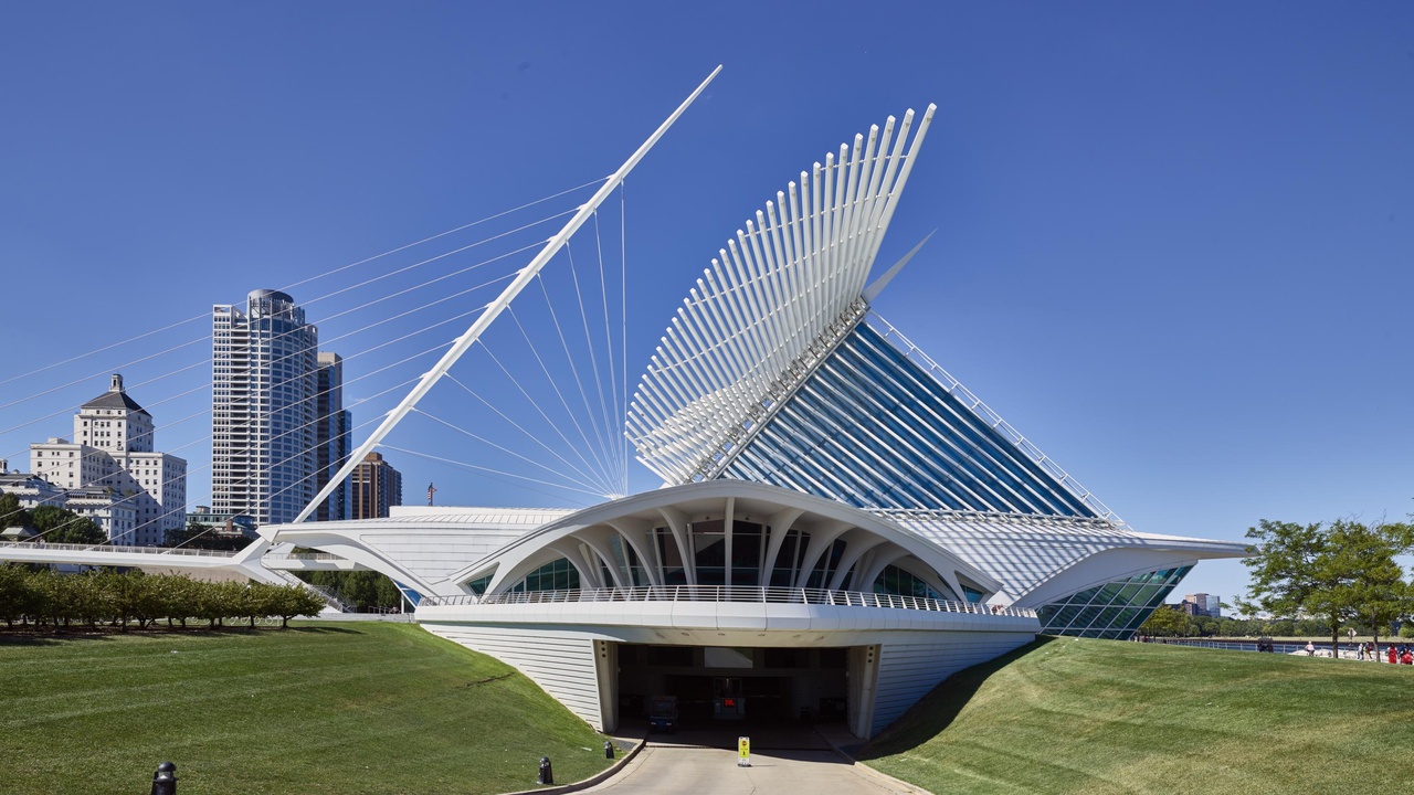 Milwaukee Art Museum Quadracci Pavilion and museum visitors