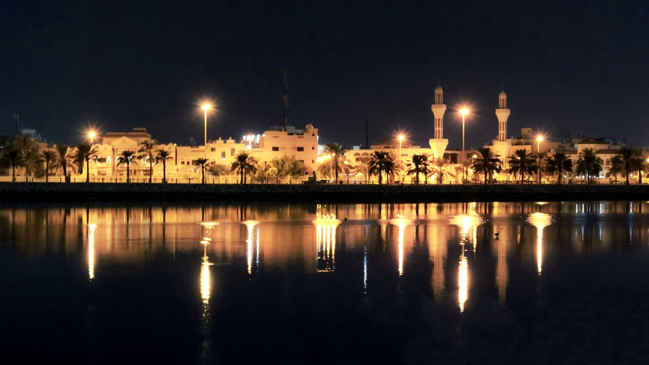 Fijiri musicians performing and a plate of machboos in Bahrain