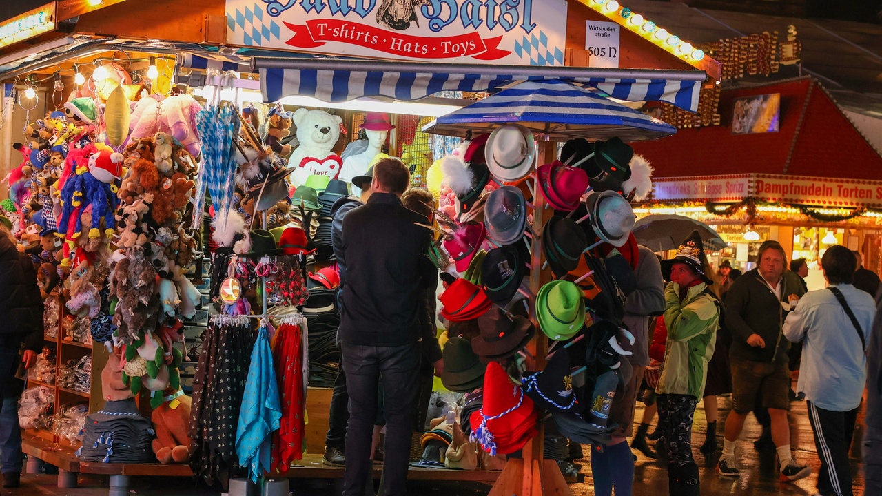 Oktoberfest parade with people in Dirndl and Lederhosen in Munich