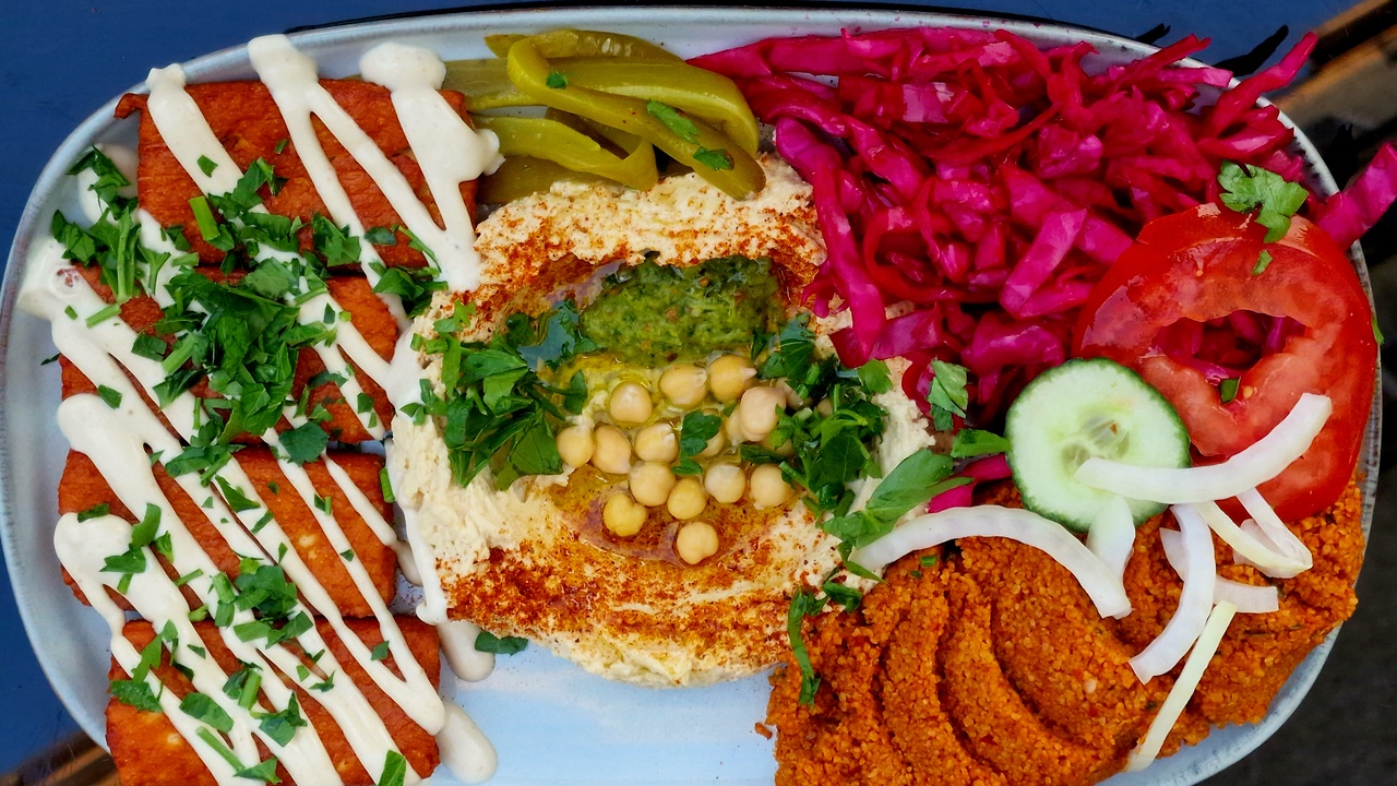 Slices of grilled halloumi cheese with lemon