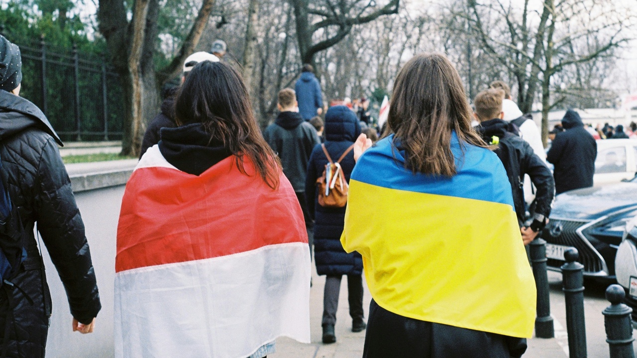 International students walking through a snowy Polish street near campus