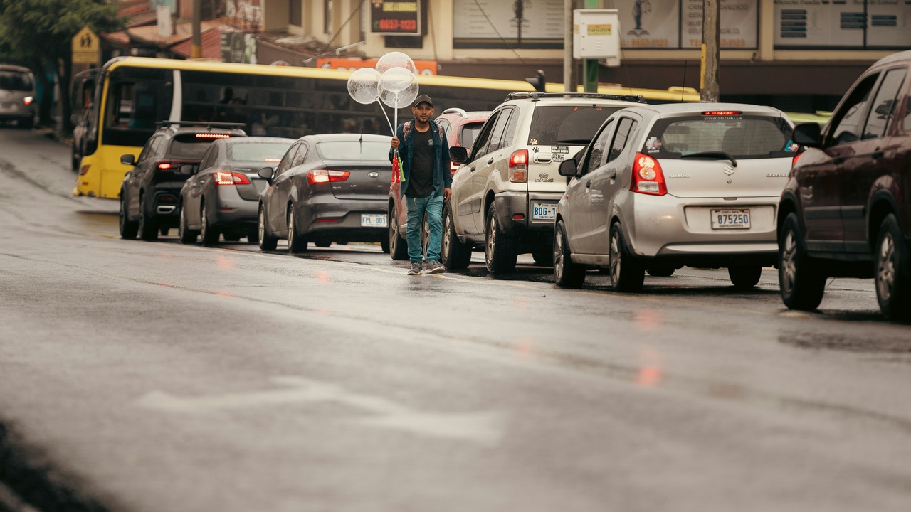 Traffic and urban center in Alajuela showing transit corridors and commuter density.