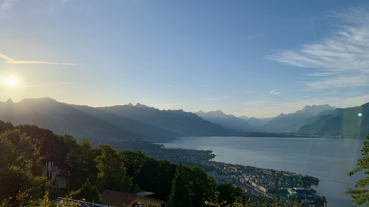 Lake Geneva and Jet d'Eau at sunset, view from the waterfront promenade
