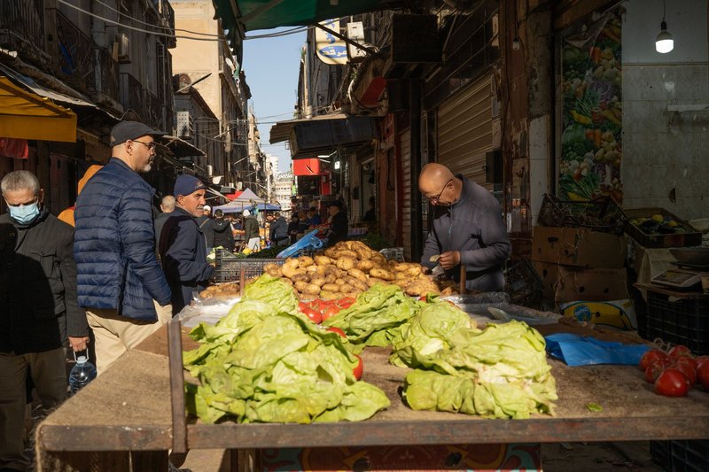 Explore the vibrant street market in Orán, Algeria, showcasing fresh produce and local vendors.