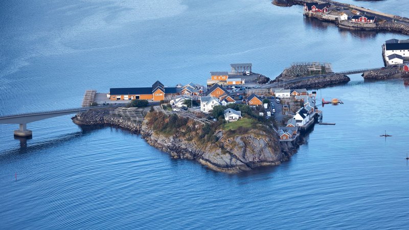 A stunning aerial view of Reine, Norway's picturesque island with scenic landscapes.