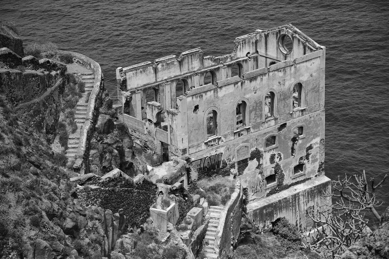 Black and white photo of an abandoned building by the sea in Los Realejos, Tenerife.