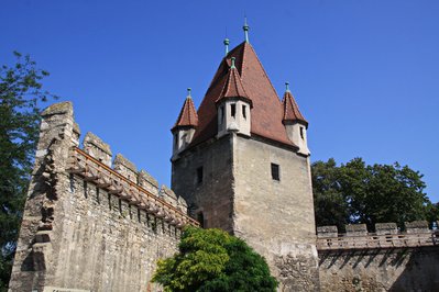 Feuerwaffen einst und jetzt im Reckturm in Wiener Neustadt, Austria – Museum Information gallery image