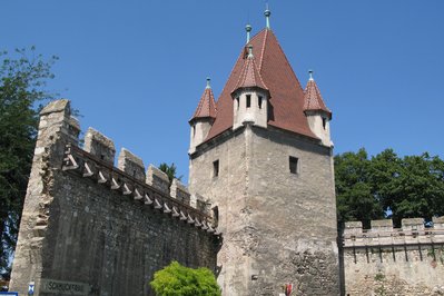 Feuerwaffen einst und jetzt im Reckturm in Wiener Neustadt, Austria – Museum Information gallery image