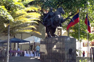 estatua Simon Bolivar in Cordoba, Colombia – Museum Information gallery image