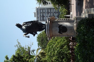 estatua Simon Bolivar in Cordoba, Colombia – Museum Information gallery image