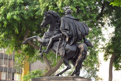 estatua Simon Bolivar in Cordoba, Colombia – Museum Information gallery image
