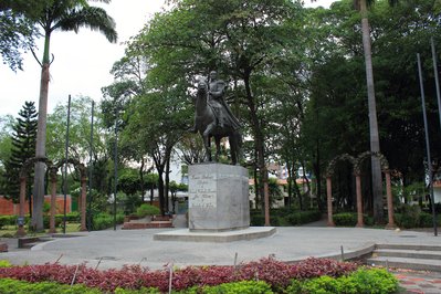 estatua Simon Bolivar in Cordoba, Colombia – Museum Information gallery image
