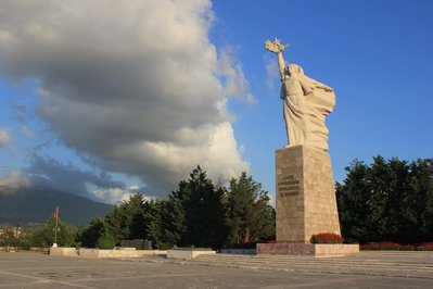 Monumento De La Madre in El Tamarindo, El Salvador – Museum Information gallery image