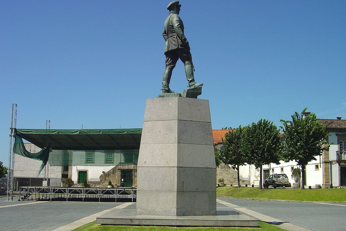 Costa With Statues in Rio Negro Department, Uruguay – Museum Information